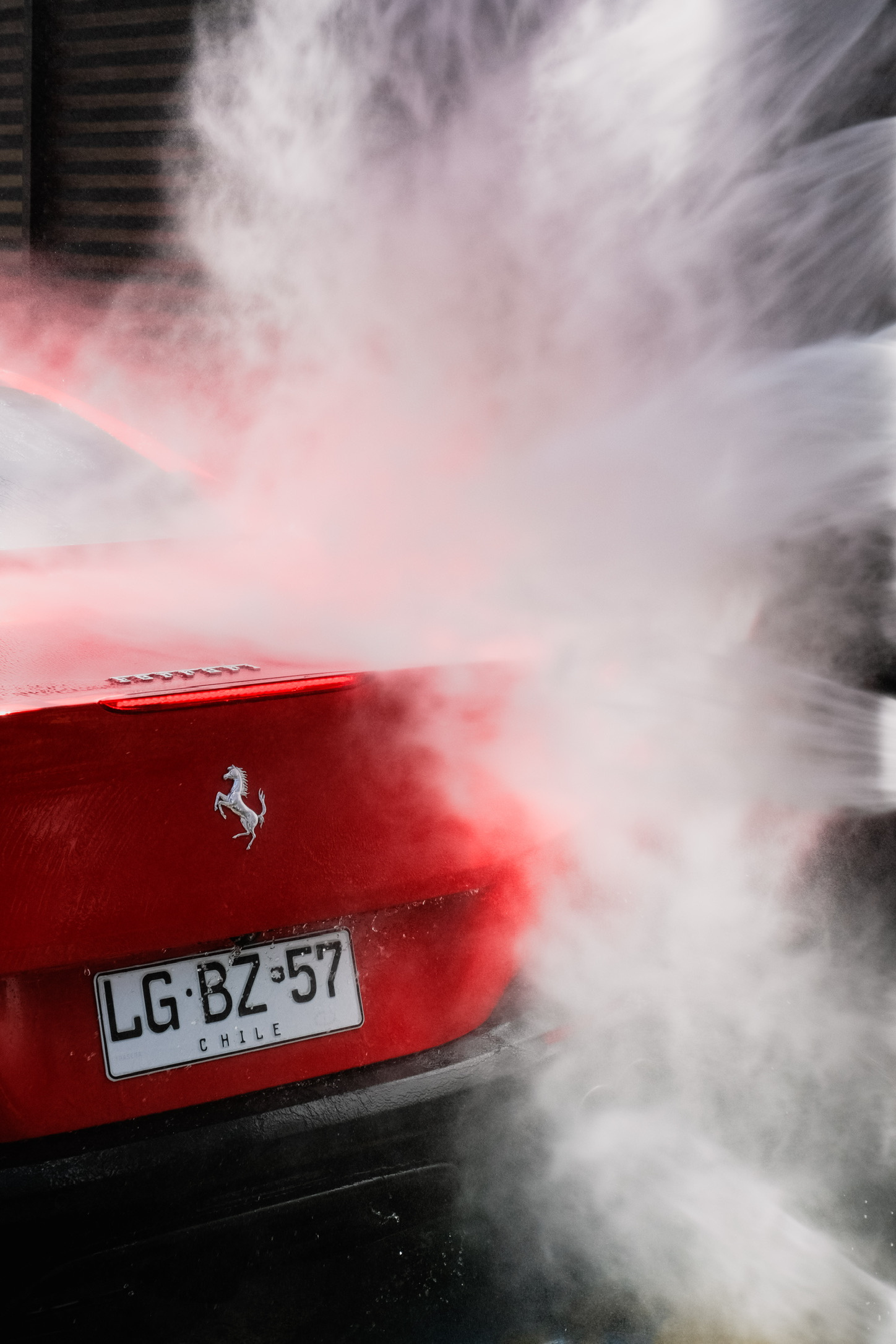 Auto rojo en lavado MR WASH